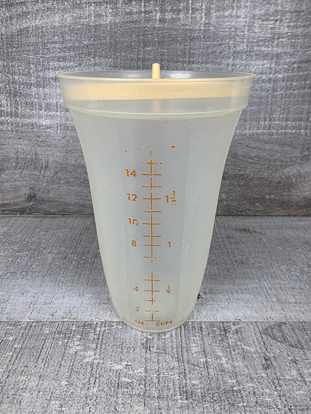 Tupperware Quick Shake Mixer 16 oz Shaker Cup #844 w/ Insert 31a